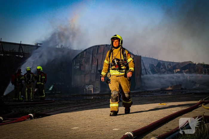 Enorme rookontwikkeling door zeer grote brand bij motorcross