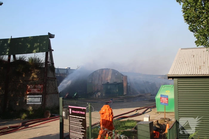 Enorme rookontwikkeling door zeer grote brand bij motorcross