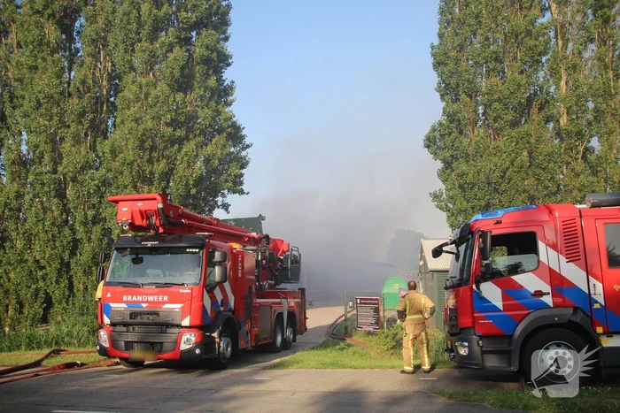 Enorme rookontwikkeling door zeer grote brand bij motorcross