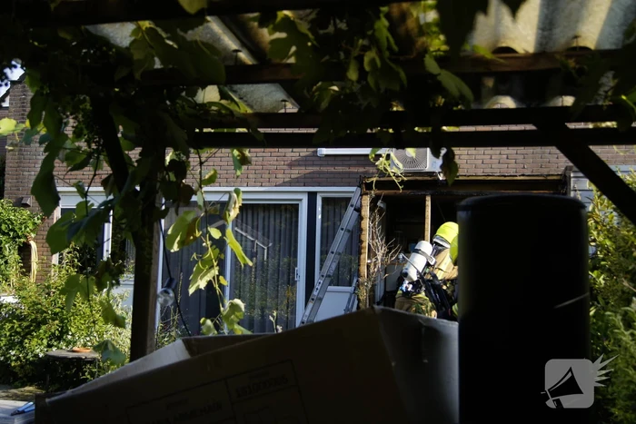 Sloopwerkzaamheden na brand in bijgebouw