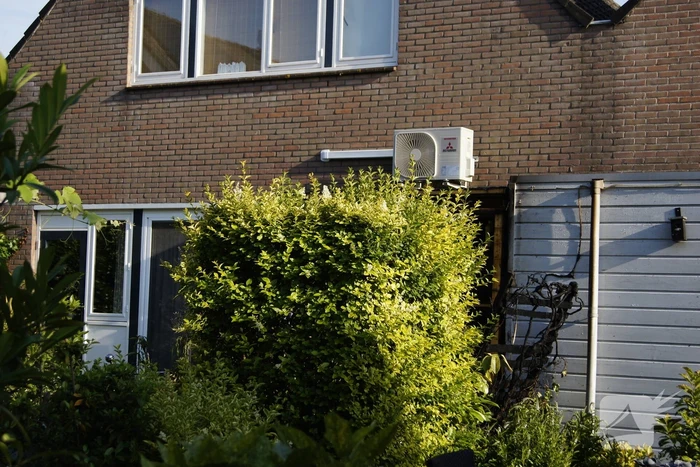 Sloopwerkzaamheden na brand in bijgebouw