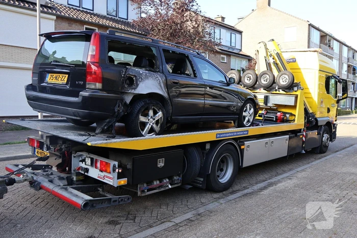 Politie doet forensisch onderzoek naar twee verdachte autobranden