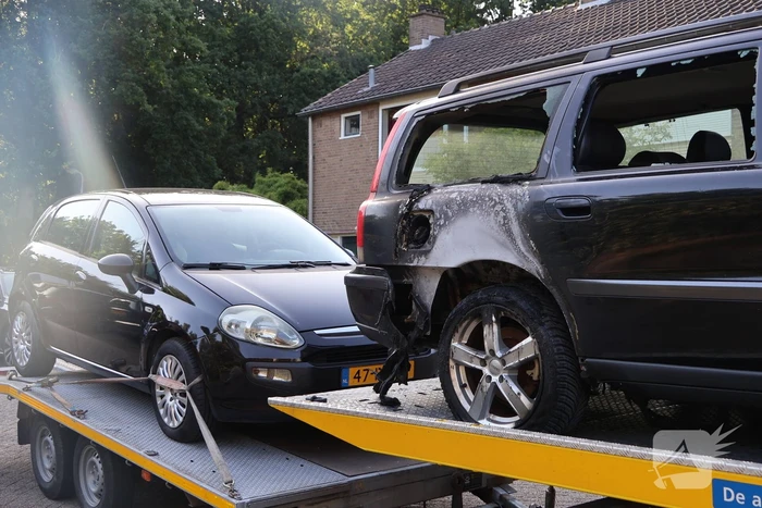 Politie doet forensisch onderzoek naar twee verdachte autobranden