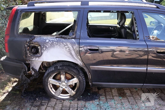 Politie doet forensisch onderzoek naar twee verdachte autobranden