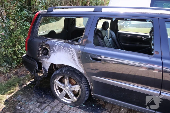 Politie doet forensisch onderzoek naar twee verdachte autobranden