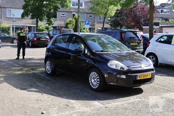 Politie doet forensisch onderzoek naar twee verdachte autobranden