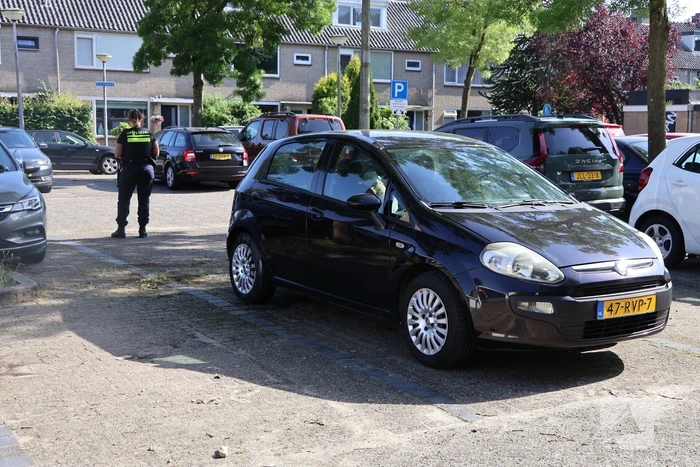 Politie doet forensisch onderzoek naar twee verdachte autobranden