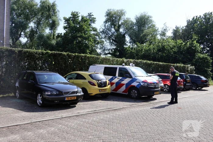 Politie doet forensisch onderzoek naar twee verdachte autobranden