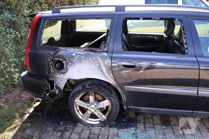 Politie doet forensisch onderzoek naar twee verdachte autobranden
