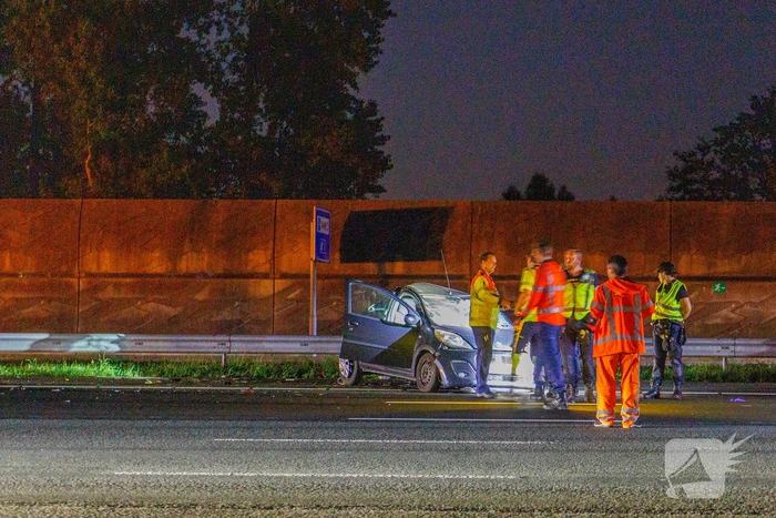 Auto slaat over de kop bij ongeval op A2
