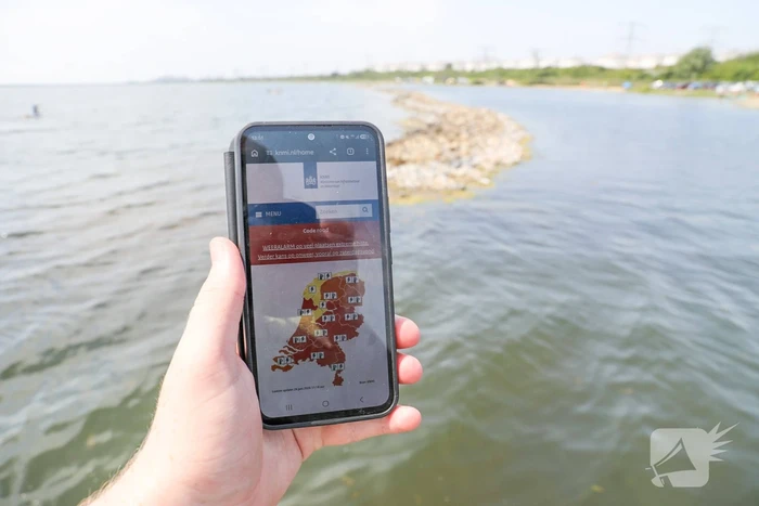 Verkoeling zoeken aan het water tijdens code rood