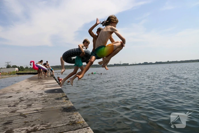 Verkoeling zoeken aan het water tijdens code rood