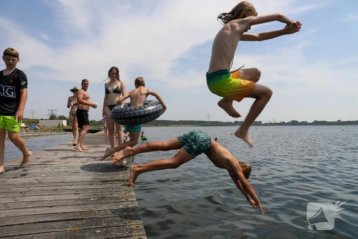 Verkoeling zoeken aan het water tijdens code rood
