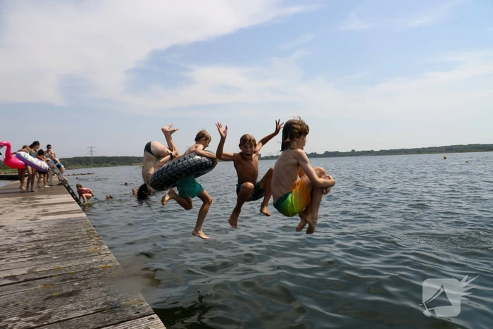 Verkoeling zoeken aan het water tijdens code rood