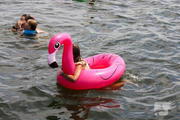 Verkoeling zoeken aan het water tijdens code rood