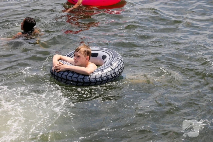 Verkoeling zoeken aan het water tijdens code rood