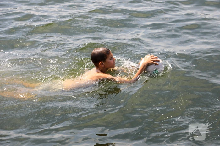 Verkoeling zoeken aan het water tijdens code rood
