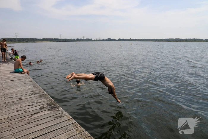 Verkoeling zoeken aan het water tijdens code rood
