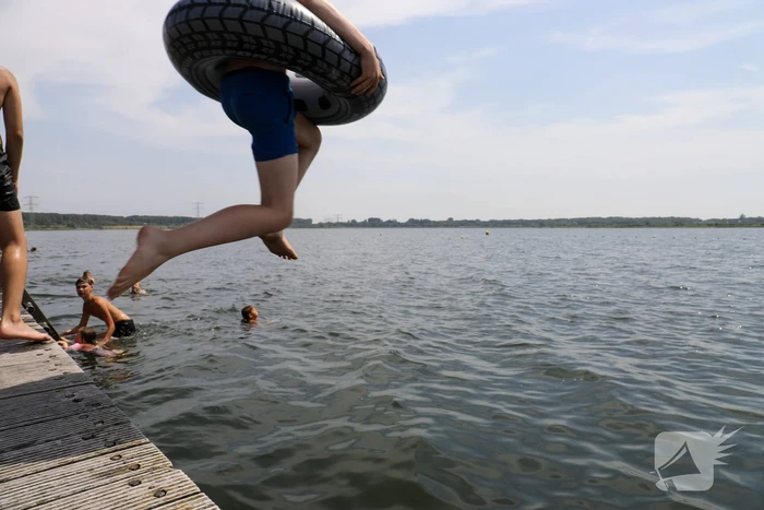 Verkoeling zoeken aan het water tijdens code rood