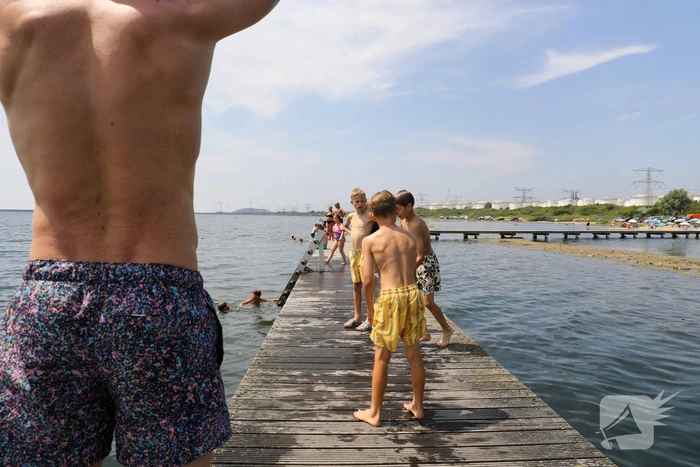 Verkoeling zoeken aan het water tijdens code rood