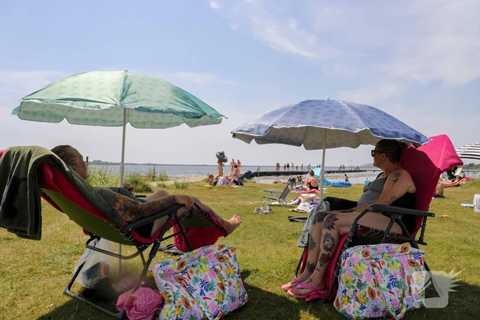 Verkoeling zoeken aan het water tijdens code rood