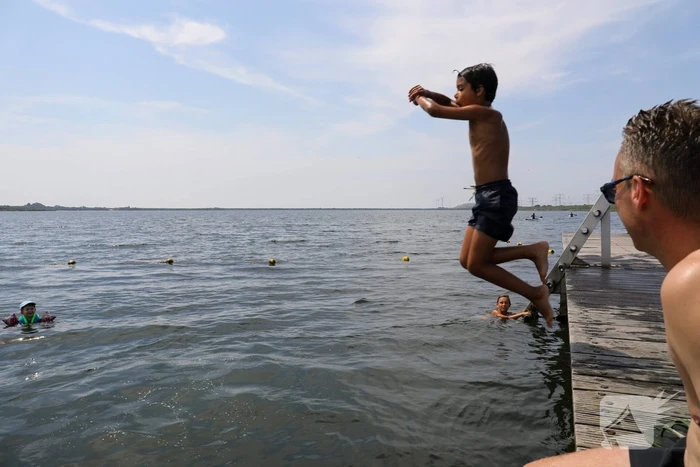 Verkoeling zoeken aan het water tijdens code rood