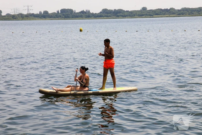 Verkoeling zoeken aan het water tijdens code rood