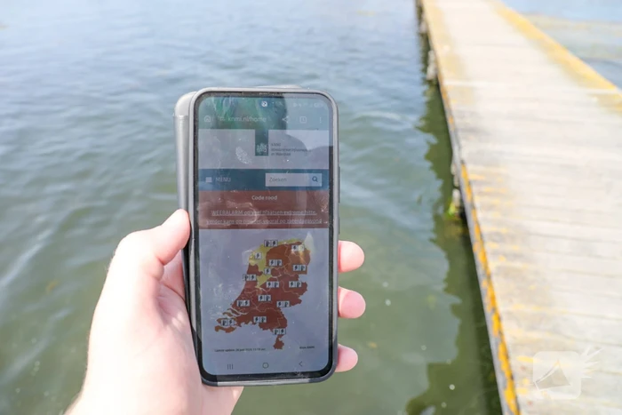 Verkoeling zoeken aan het water tijdens code rood