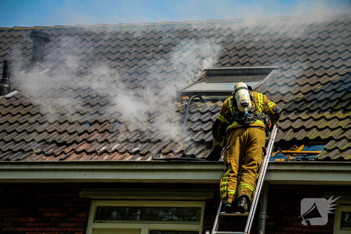 Zolderbrand veroorzaakt flinke rookontwikkeling
