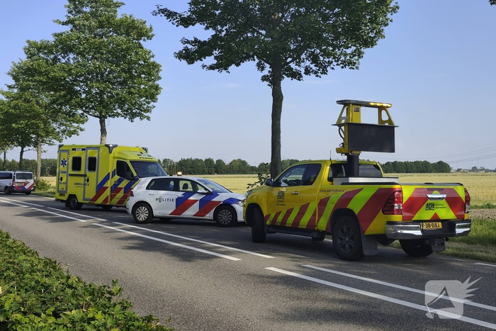 Auto knalt tegen boom langs provinciale weg