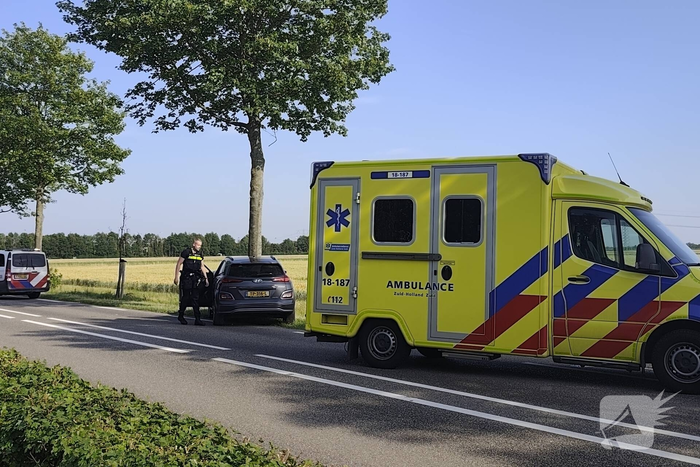 Auto knalt tegen boom langs provinciale weg