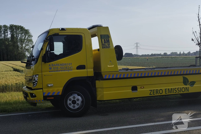 Auto knalt tegen boom langs provinciale weg