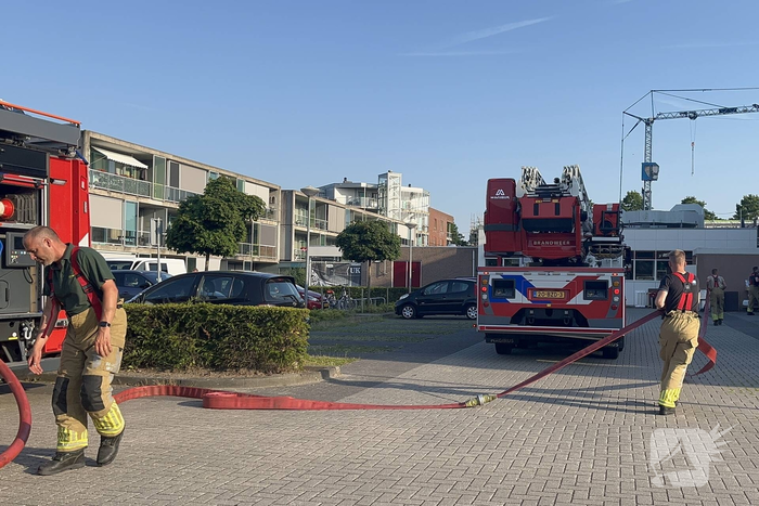Brandweer koelt dak nadat airconditioning uitvalt