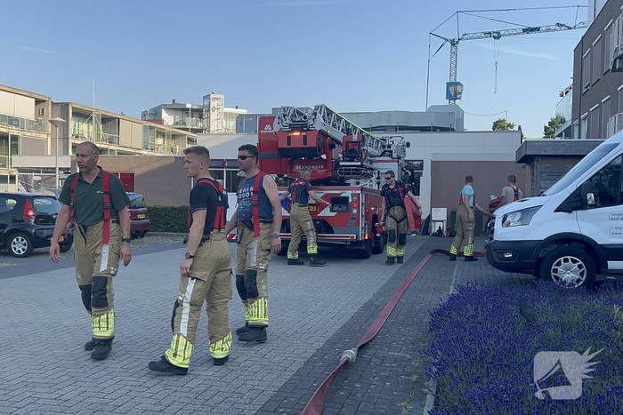 Brandweer koelt dak nadat airconditioning uitvalt