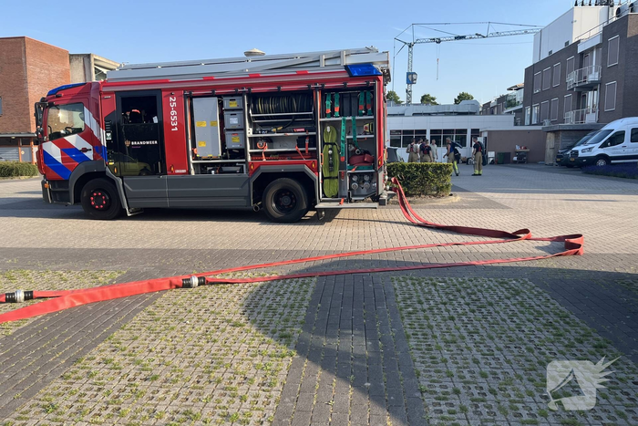 Brandweer koelt dak nadat airconditioning uitvalt
