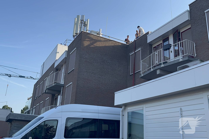 Brandweer koelt dak nadat airconditioning uitvalt