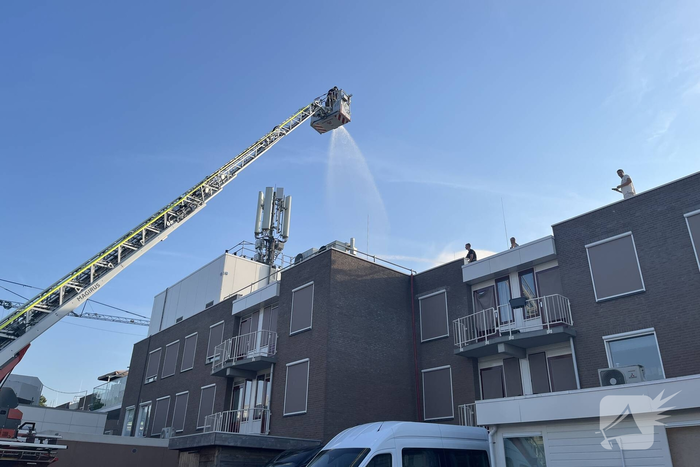 Brandweer koelt dak nadat airconditioning uitvalt