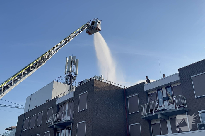 Brandweer koelt dak nadat airconditioning uitvalt