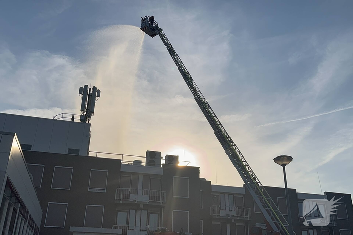 Brandweer koelt dak nadat airconditioning uitvalt