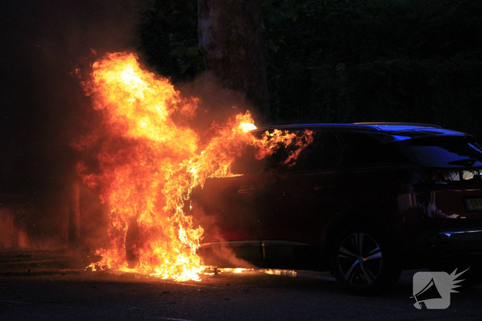 Auto volledig uitgebrand op parkeerplaats