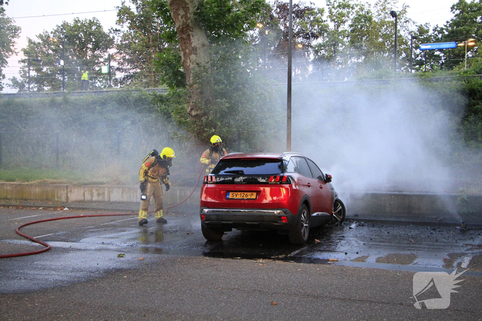 Auto volledig uitgebrand op parkeerplaats