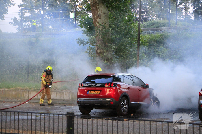 Auto volledig uitgebrand op parkeerplaats