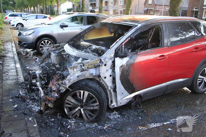 Auto volledig uitgebrand op parkeerplaats