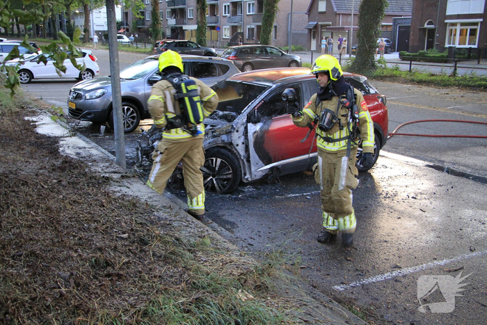 Auto volledig uitgebrand op parkeerplaats