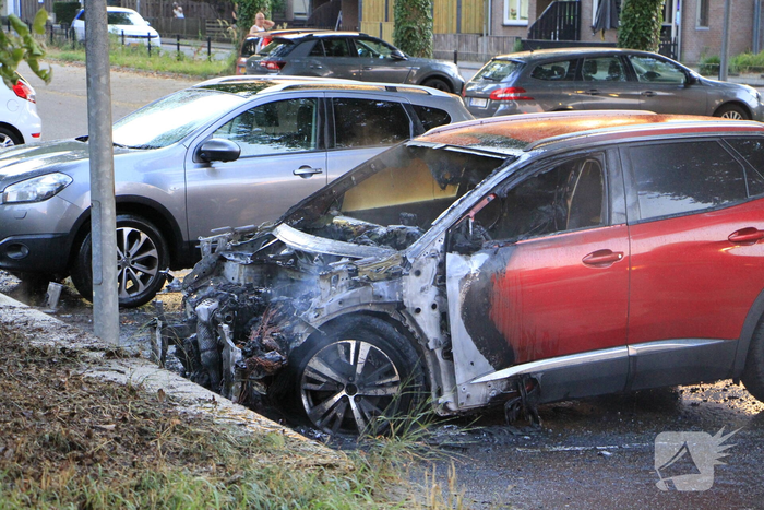 Auto volledig uitgebrand op parkeerplaats