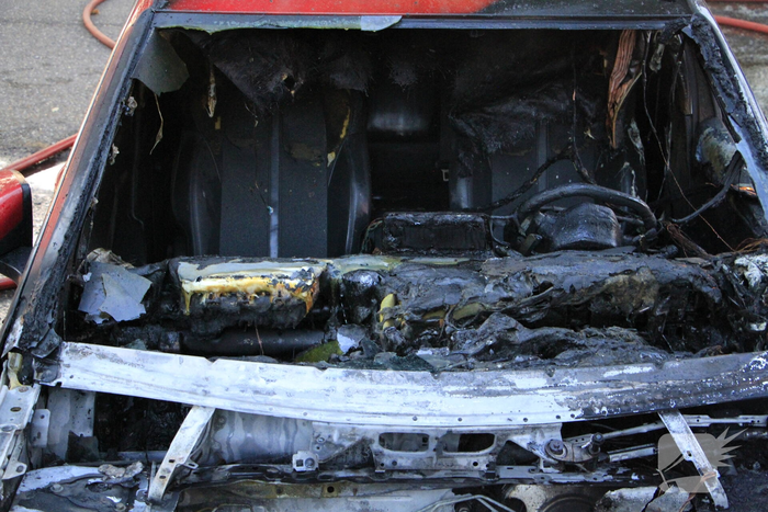 Auto volledig uitgebrand op parkeerplaats
