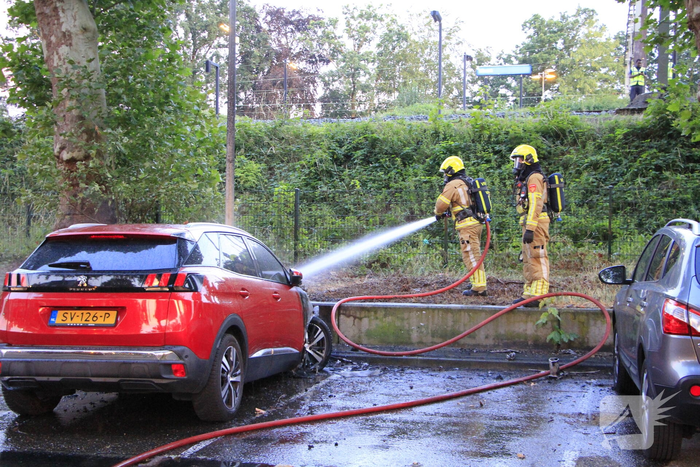 Auto volledig uitgebrand op parkeerplaats
