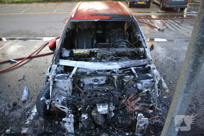 Auto volledig uitgebrand op parkeerplaats