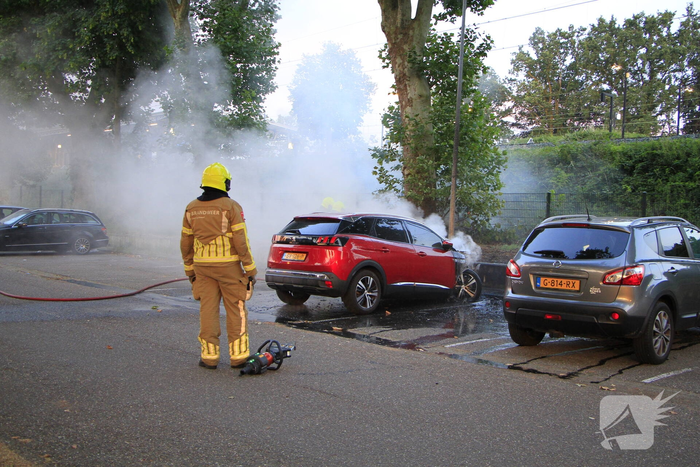 Auto volledig uitgebrand op parkeerplaats