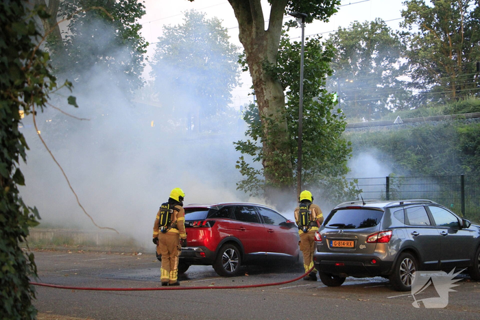 Auto volledig uitgebrand op parkeerplaats